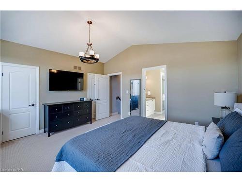 9428 Hendershot Boulevard, Niagara Falls, ON - Indoor Photo Showing Bedroom