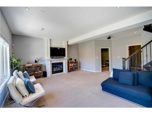 9428 Hendershot Boulevard, Niagara Falls, ON - Indoor Photo Showing Living Room With Fireplace