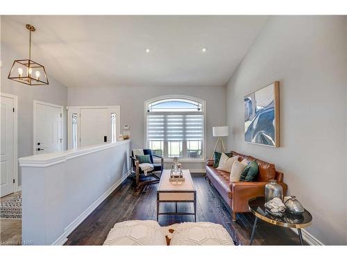 9428 Hendershot Boulevard, Niagara Falls, ON - Indoor Photo Showing Living Room