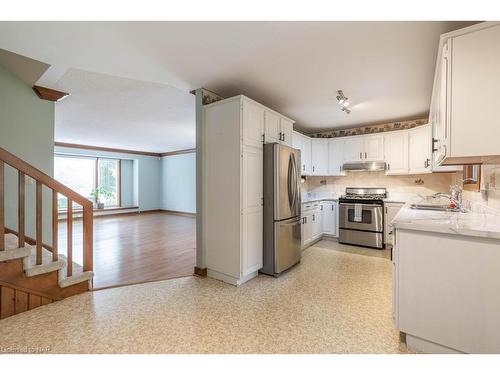 6363 Jupiter Boulevard, Niagara Falls, ON - Indoor Photo Showing Kitchen