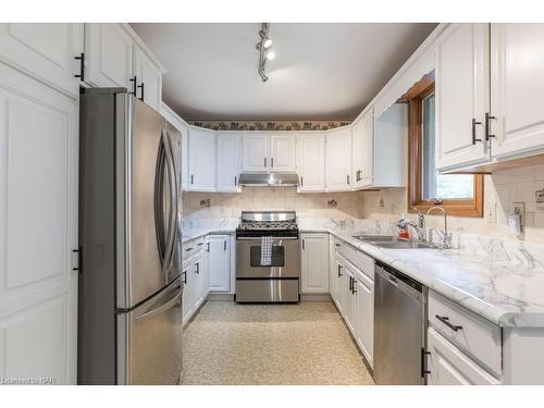 6363 Jupiter Boulevard, Niagara Falls, ON - Indoor Photo Showing Kitchen With Double Sink