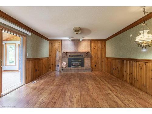 6363 Jupiter Boulevard, Niagara Falls, ON - Indoor Photo Showing Living Room With Fireplace