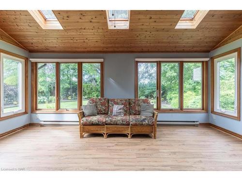 6363 Jupiter Boulevard, Niagara Falls, ON - Indoor Photo Showing Living Room