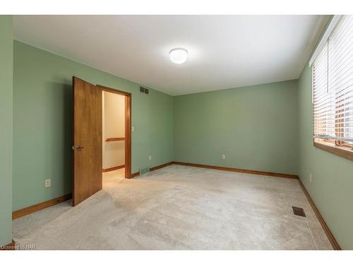 6363 Jupiter Boulevard, Niagara Falls, ON - Indoor Photo Showing Other Room