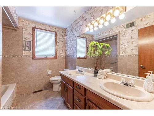 6363 Jupiter Boulevard, Niagara Falls, ON - Indoor Photo Showing Bathroom