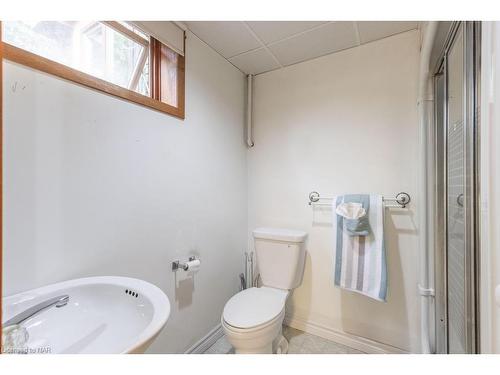 6363 Jupiter Boulevard, Niagara Falls, ON - Indoor Photo Showing Bathroom