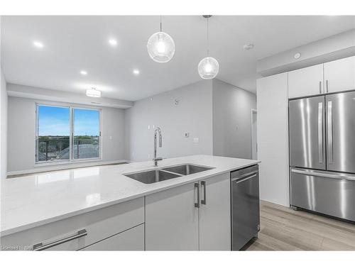 707-118 West Street, Port Colborne, ON - Indoor Photo Showing Kitchen With Stainless Steel Kitchen With Double Sink With Upgraded Kitchen