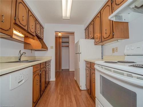 101-276 Oakdale Avenue, St. Catharines, ON - Indoor Photo Showing Kitchen