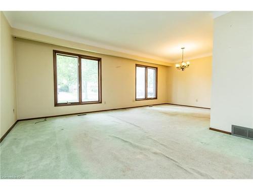 9 Windermere Court, Welland, ON - Indoor Photo Showing Other Room