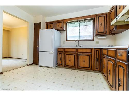 9 Windermere Court, Welland, ON - Indoor Photo Showing Kitchen