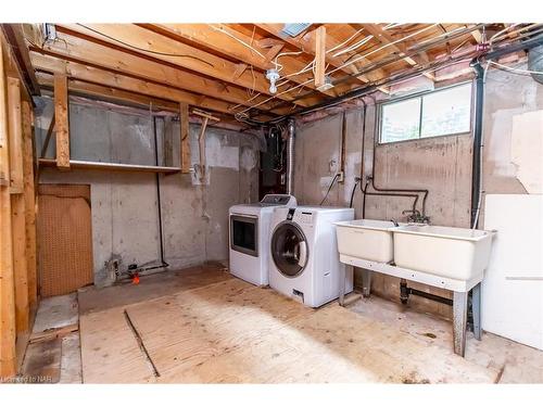 9 Windermere Court, Welland, ON - Indoor Photo Showing Laundry Room