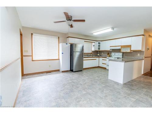 23 Woodland Drive, Welland, ON - Indoor Photo Showing Kitchen