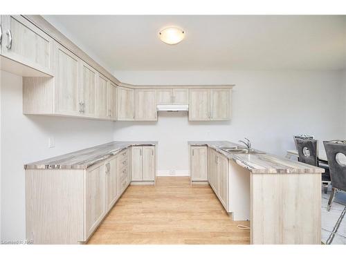 422 Williams Crescent, Fort Erie, ON - Indoor Photo Showing Kitchen With Double Sink