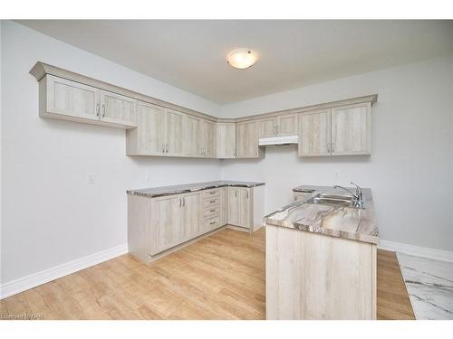 422 Williams Crescent, Fort Erie, ON - Indoor Photo Showing Kitchen With Double Sink