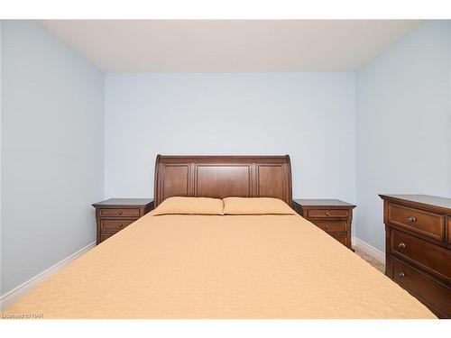 422 Williams Crescent, Fort Erie, ON - Indoor Photo Showing Bedroom