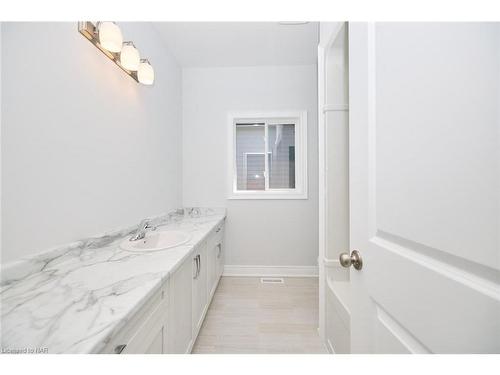 422 Williams Crescent, Fort Erie, ON - Indoor Photo Showing Bathroom