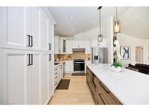 4242 Village Creek Drive, Stevensville, ON - Indoor Photo Showing Kitchen With Upgraded Kitchen