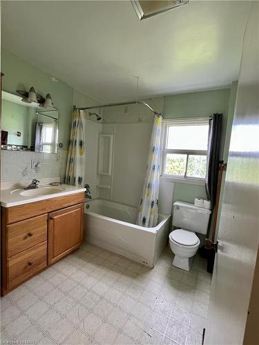 723 Lakeshore Road, Niagara-On-The-Lake, ON - Indoor Photo Showing Bathroom
