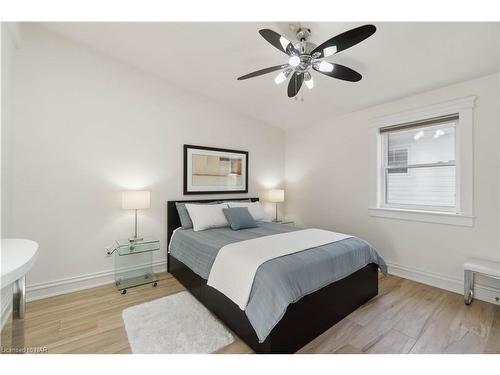 899 Edgemere Road, Fort Erie, ON - Indoor Photo Showing Bedroom