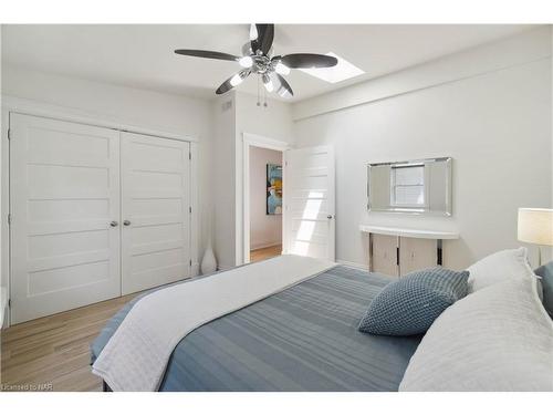 899 Edgemere Road, Fort Erie, ON - Indoor Photo Showing Bedroom