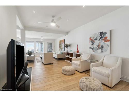 899 Edgemere Road, Fort Erie, ON - Indoor Photo Showing Living Room