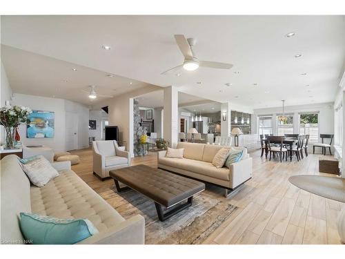 899 Edgemere Road, Fort Erie, ON - Indoor Photo Showing Living Room