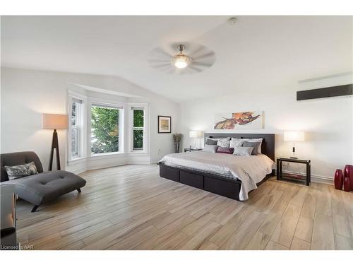 899 Edgemere Road, Fort Erie, ON - Indoor Photo Showing Bedroom