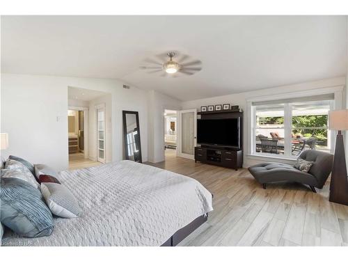 899 Edgemere Road, Fort Erie, ON - Indoor Photo Showing Bedroom