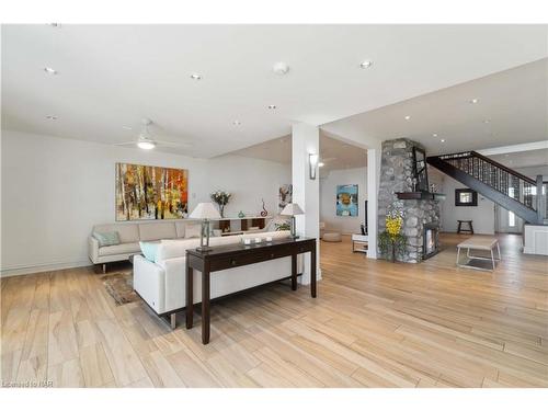 899 Edgemere Road, Fort Erie, ON - Indoor Photo Showing Living Room