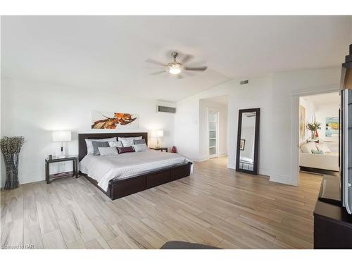 899 Edgemere Road, Fort Erie, ON - Indoor Photo Showing Bedroom