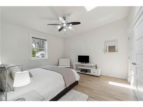 899 Edgemere Road, Fort Erie, ON - Indoor Photo Showing Bedroom