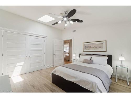 899 Edgemere Road, Fort Erie, ON - Indoor Photo Showing Bedroom