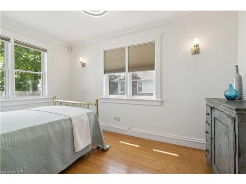 899 Edgemere Road, Fort Erie, ON - Indoor Photo Showing Bedroom