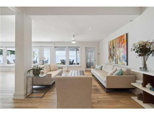 899 Edgemere Road, Fort Erie, ON - Indoor Photo Showing Living Room