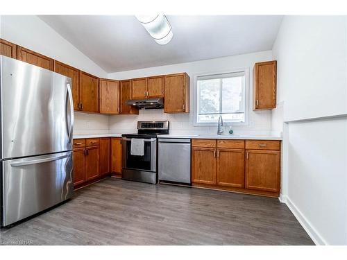 58 Vintage Crescent, St. Catharines, ON - Indoor Photo Showing Kitchen With Double Sink