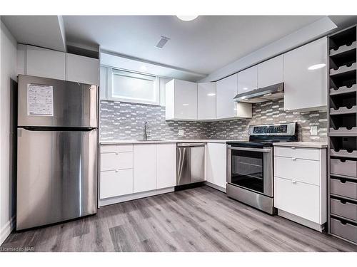 58 Vintage Crescent, St. Catharines, ON - Indoor Photo Showing Kitchen With Upgraded Kitchen