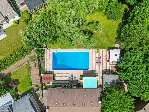 33 Drury Crescent, St. Catharines, ON - Outdoor With In Ground Pool