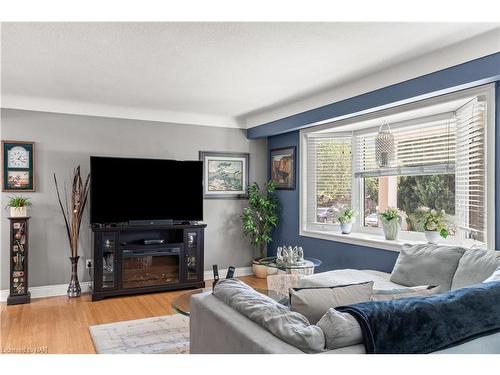 33 Drury Crescent, St. Catharines, ON - Indoor Photo Showing Living Room