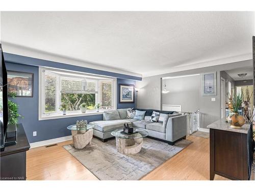 33 Drury Crescent, St. Catharines, ON - Indoor Photo Showing Living Room