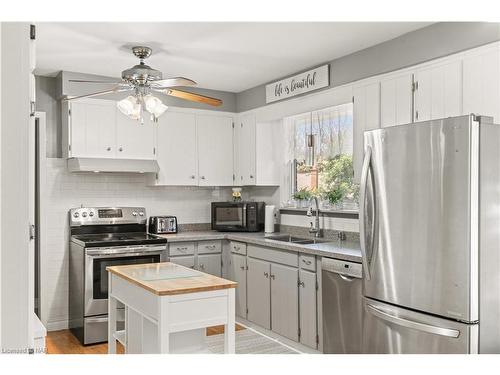 33 Drury Crescent, St. Catharines, ON - Indoor Photo Showing Kitchen With Double Sink