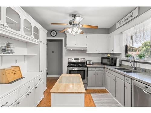 33 Drury Crescent, St. Catharines, ON - Indoor Photo Showing Kitchen With Double Sink