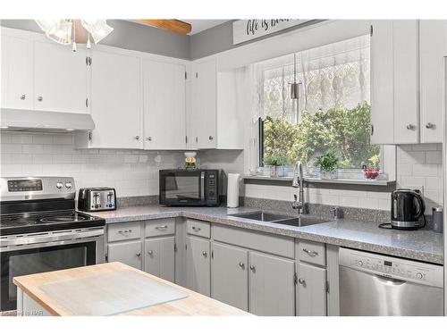 33 Drury Crescent, St. Catharines, ON - Indoor Photo Showing Kitchen With Double Sink