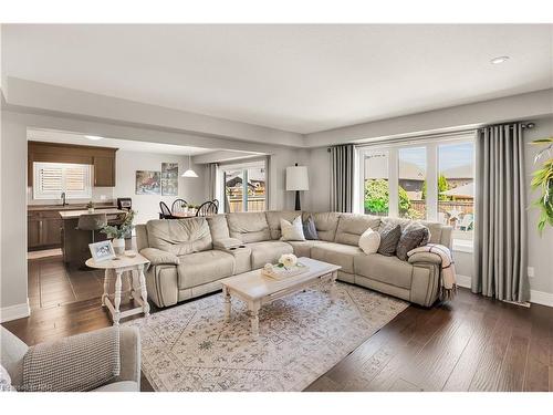 36 Silverwood Avenue, Welland, ON - Indoor Photo Showing Living Room