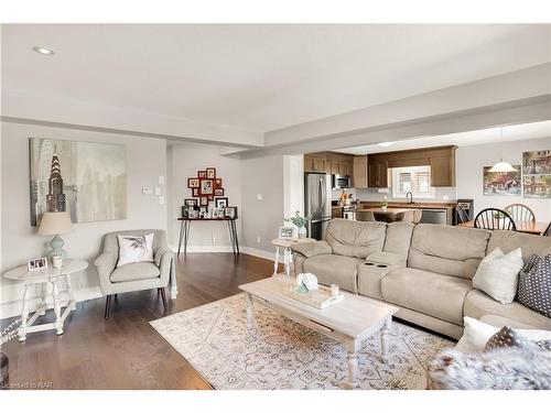 36 Silverwood Avenue, Welland, ON - Indoor Photo Showing Living Room