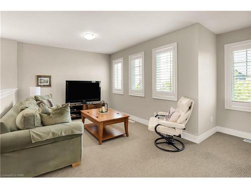 36 Silverwood Avenue, Welland, ON - Indoor Photo Showing Living Room