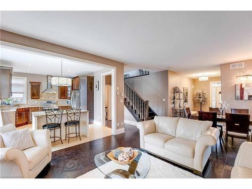 6557 Mary Drive, Niagara Falls, ON - Indoor Photo Showing Living Room