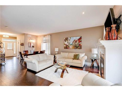 6557 Mary Drive, Niagara Falls, ON - Indoor Photo Showing Living Room