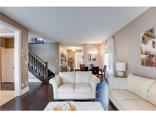 6557 Mary Drive, Niagara Falls, ON - Indoor Photo Showing Living Room