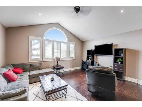 6557 Mary Drive, Niagara Falls, ON - Indoor Photo Showing Living Room