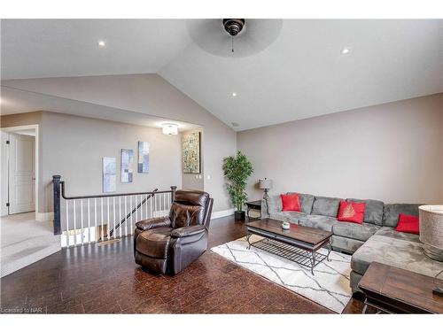 6557 Mary Drive, Niagara Falls, ON - Indoor Photo Showing Living Room